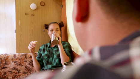 vista detrás del joven de la mujer sonriendo en una furgoneta retro camper
