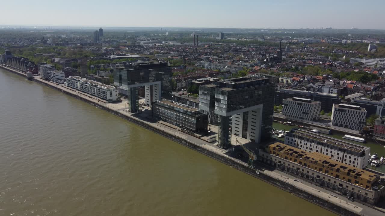Unik arkitekturstil ved Kölns flodbred med kranhuse i glas