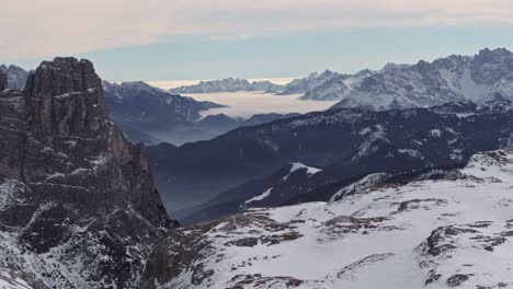 fotografía estática de gran ángulo de los picos de las montañas dolomitas en los alpes italianos