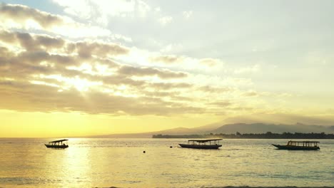 Barcos-De-Cuento-Con-Puesta-De-Sol-Dorada-En-El-Fondo