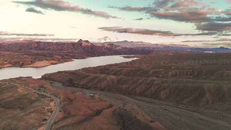 Colorado-River,-Umgeben-Von-Roten-Felsen-Und-Sand