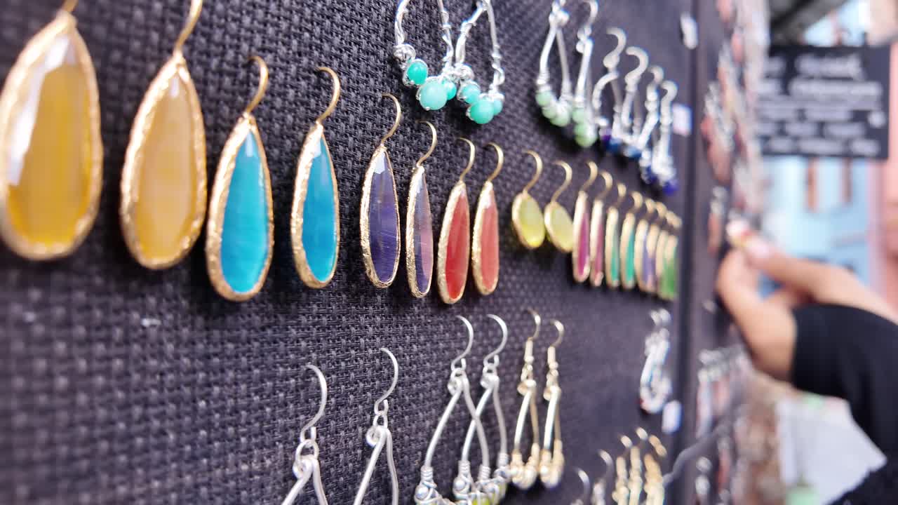다채로운 손으로 만든 귀걸이 전시