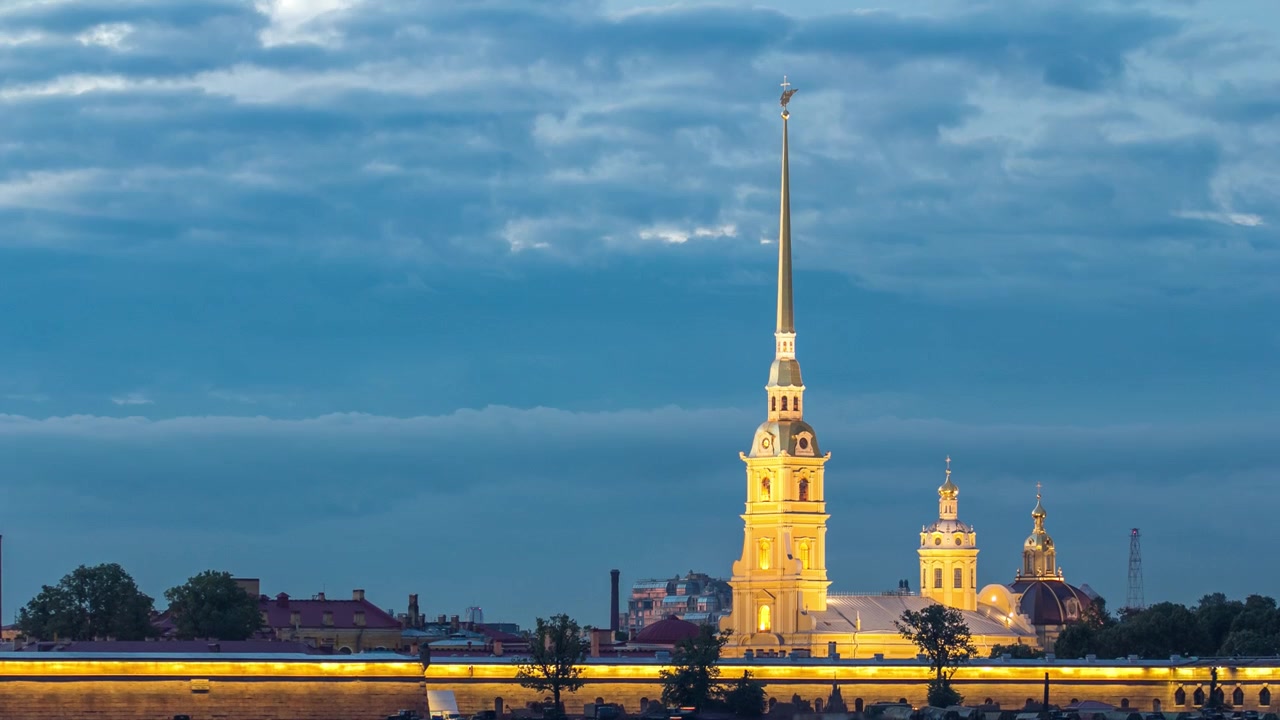 Peter og Paul-fæstningen efter solnedgang, grundlagt af Peter den Store i 1703, skifter fra dag til nat i denne timelapse. Beliggende i Sankt Petersborg, Rusland. Lys tændes.