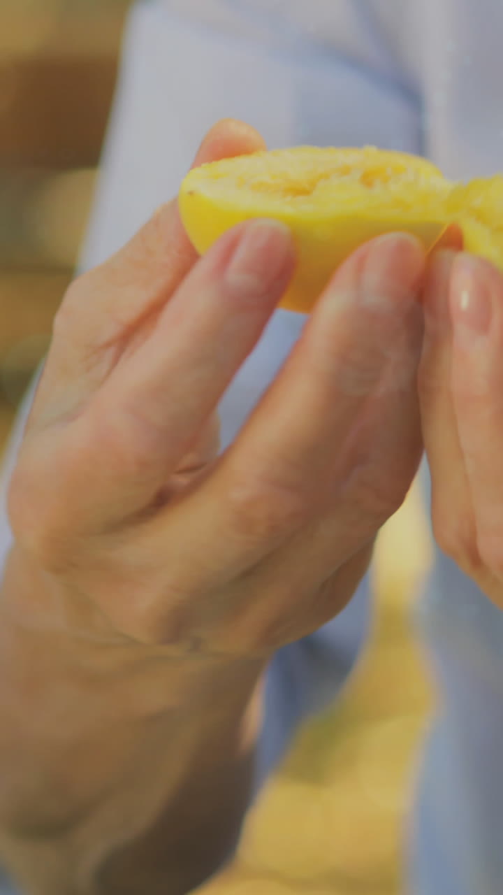 카우카스족 플럼을 준비하는 카우카스족 플럼 위에 밝은 반점의 애니메이션