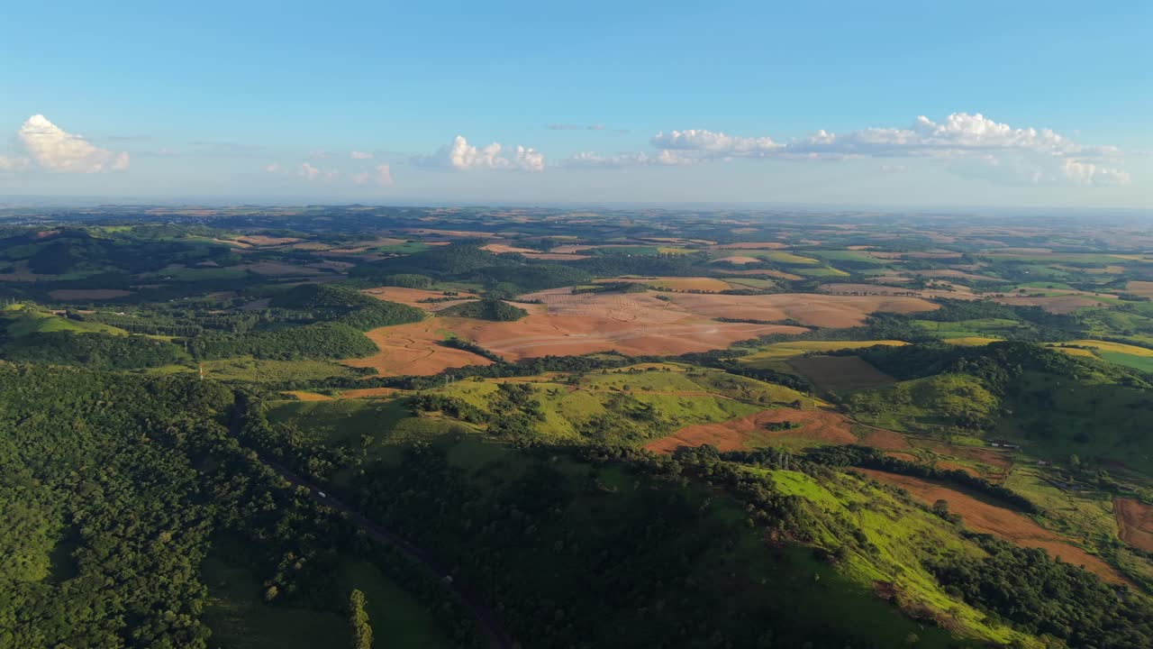 Colline verdi ondulate e paesaggio agricolo a Laranjeiras do Sul, Parana, Brasile, Sviluppo rurale.