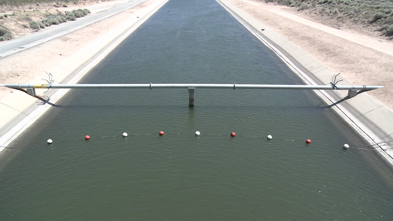 랭커스터 캘리포니아 근처 캘리포니아 수로에서 주 물의 기울기