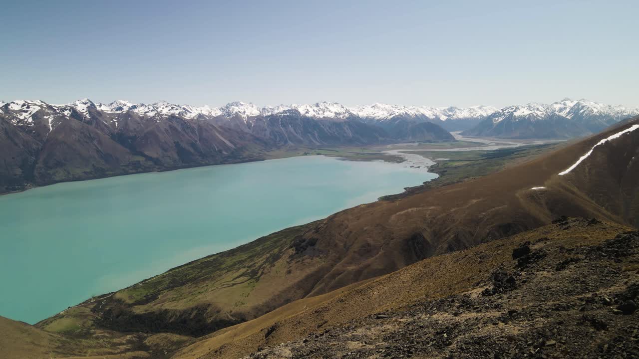 봄 에 호수 를 가로지르는 산 들 의 전망
