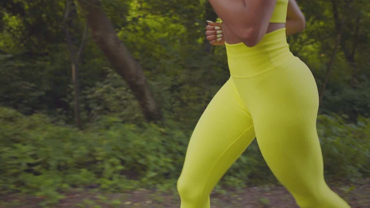 mujer corriendo en un parque