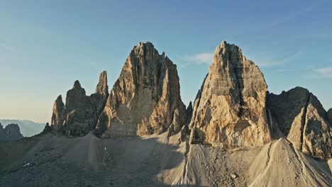 drone-aufnahme von tre cime di lavaredo, dem berühmten berg in den dolomiten in italien