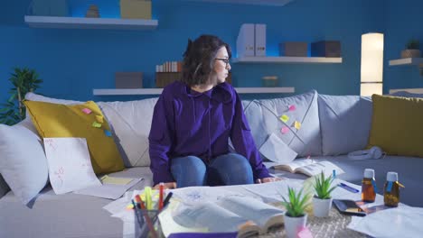 mujer joven con depresión y estrés laboral preocupada en casa.
