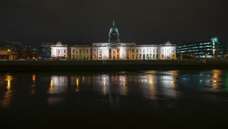 Zeitraffer-Des-Historischen-Gebäudes-Des-Zollhauses-In-Der-Stadt-Dublin-Bei-Nacht-Mit-Reflexion-über-Den-Fluss-Liffey-In-Irland