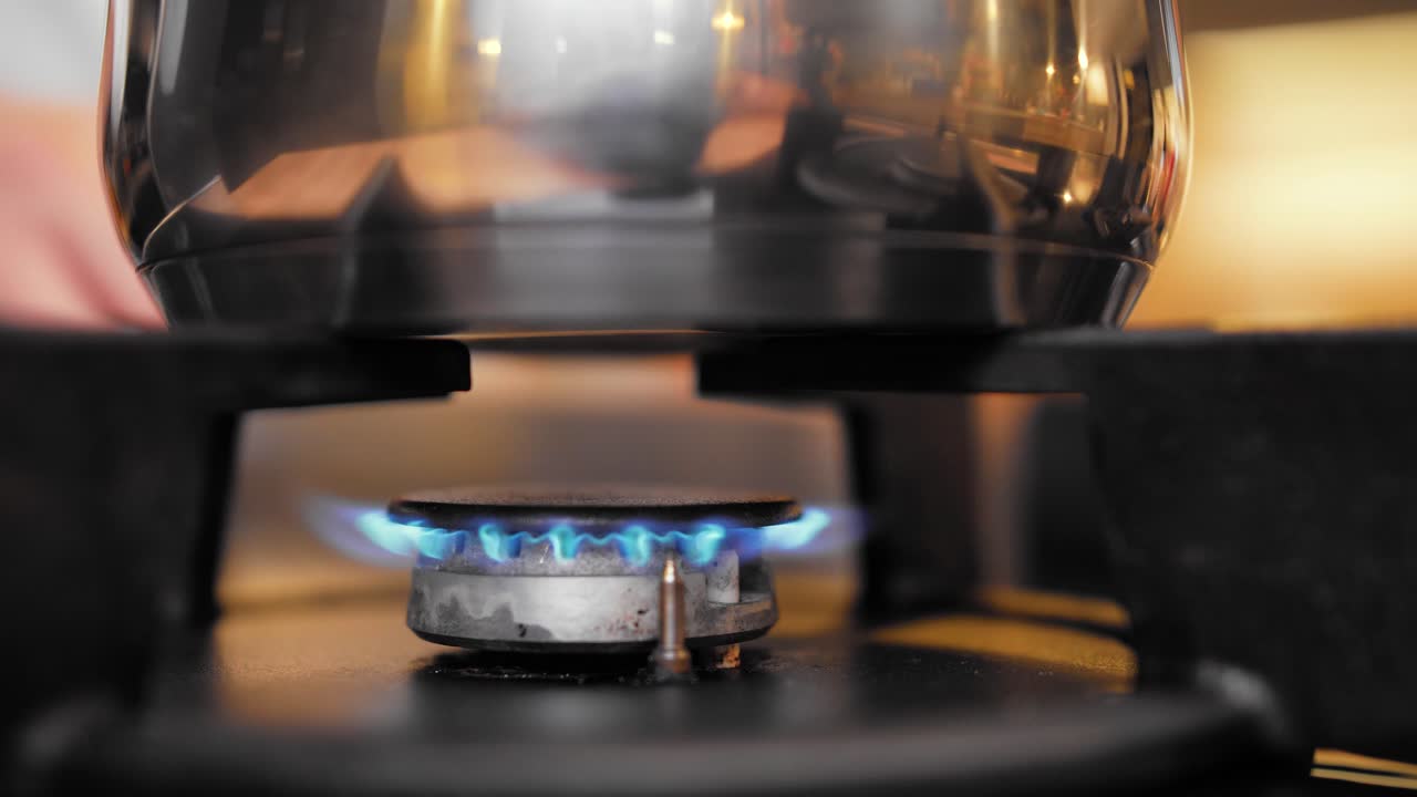 냄비 밑에 가스불 붙이기