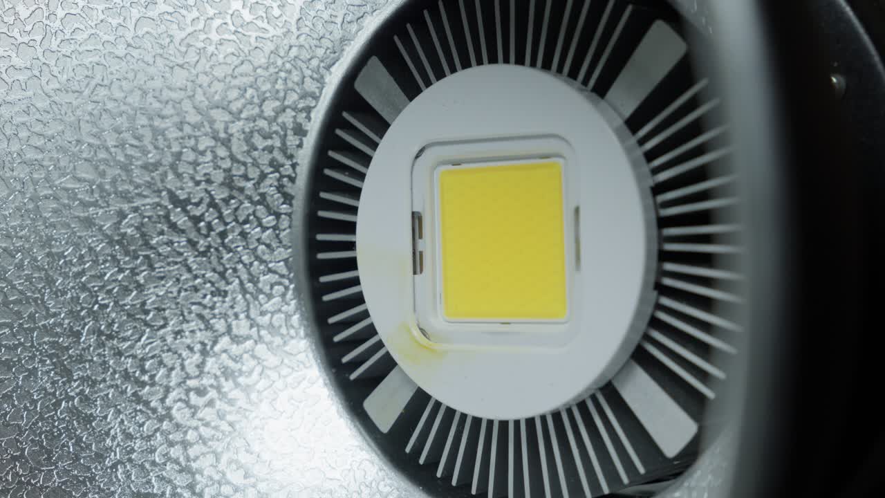 chip brillante a bordo luz que brilla a través de una superficie de vidrio texturizado