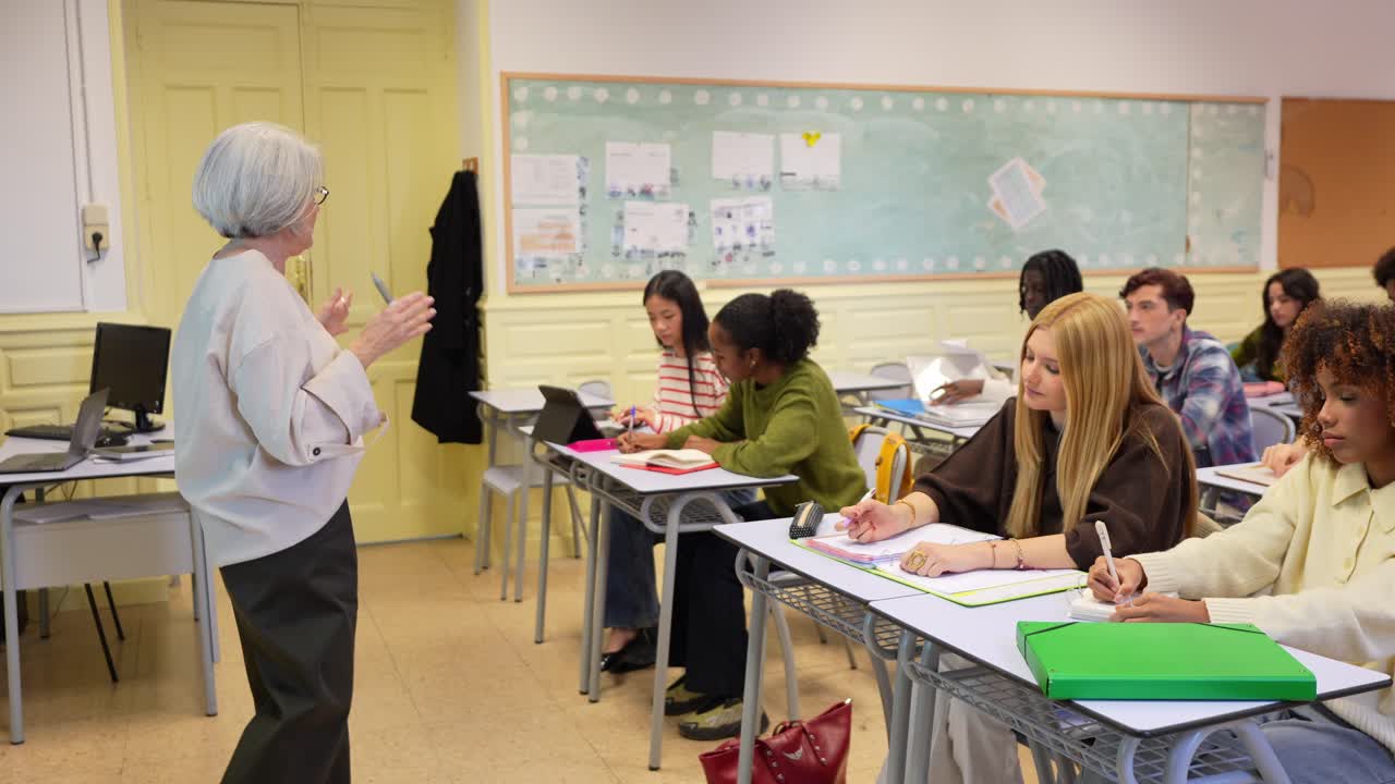 Učitelka s různorodými studenty ve třídě