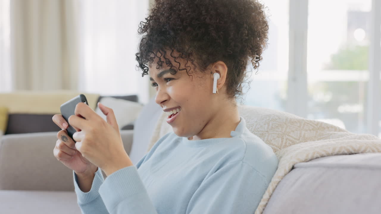 Giovane donna concentrata che gioca a un gioco mobile di alto livello