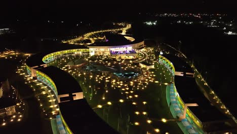 Luftdrohne-Von-Majestätischem-Licht-Im-Temptation-Miches-Resort-Bei-Nacht-In-Der-Dominikanischen-Republik