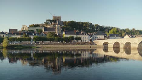 les reflets d'une petite commune française dans l'eau calme et pittoresque ci-dessous