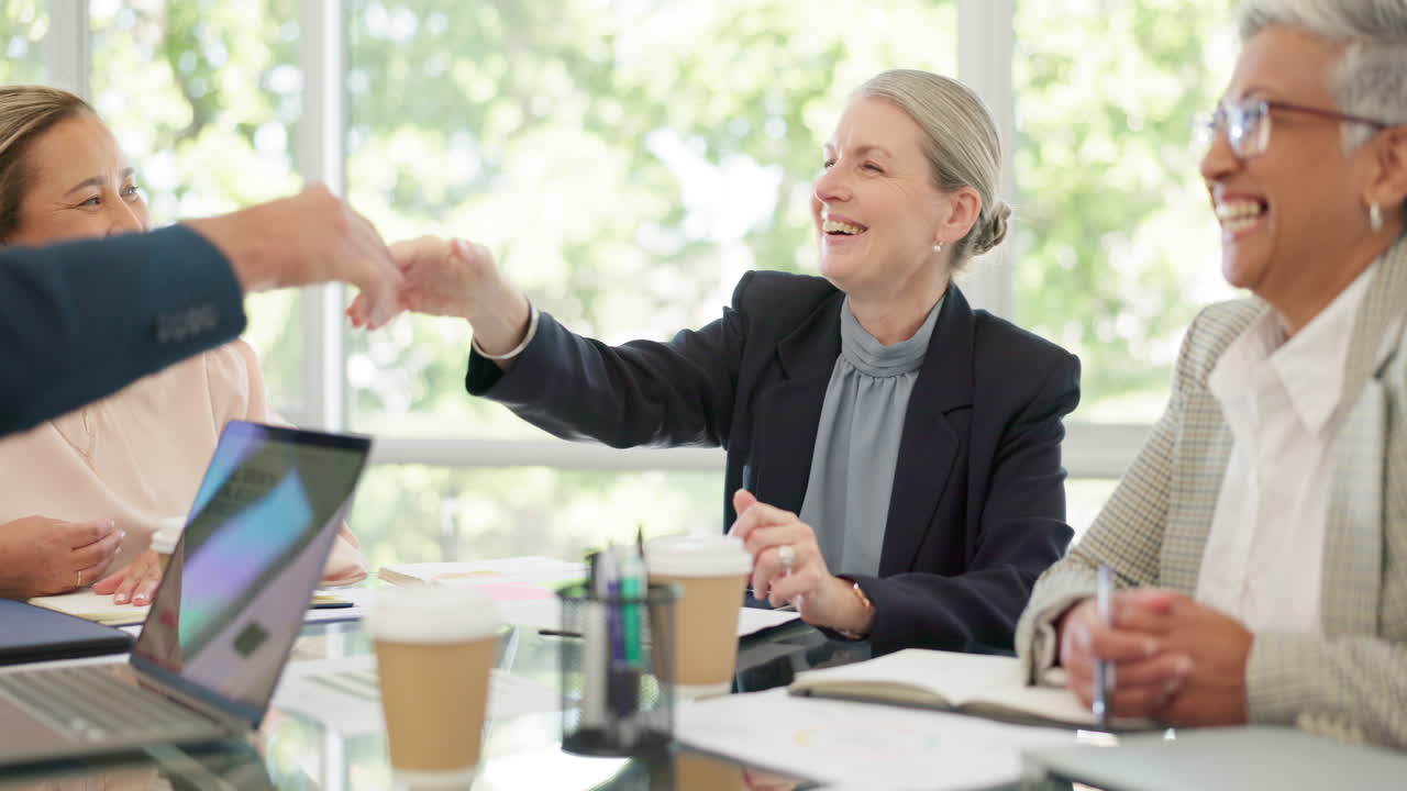 사무실에서 만남, 악수 및 비즈니스 사람들을