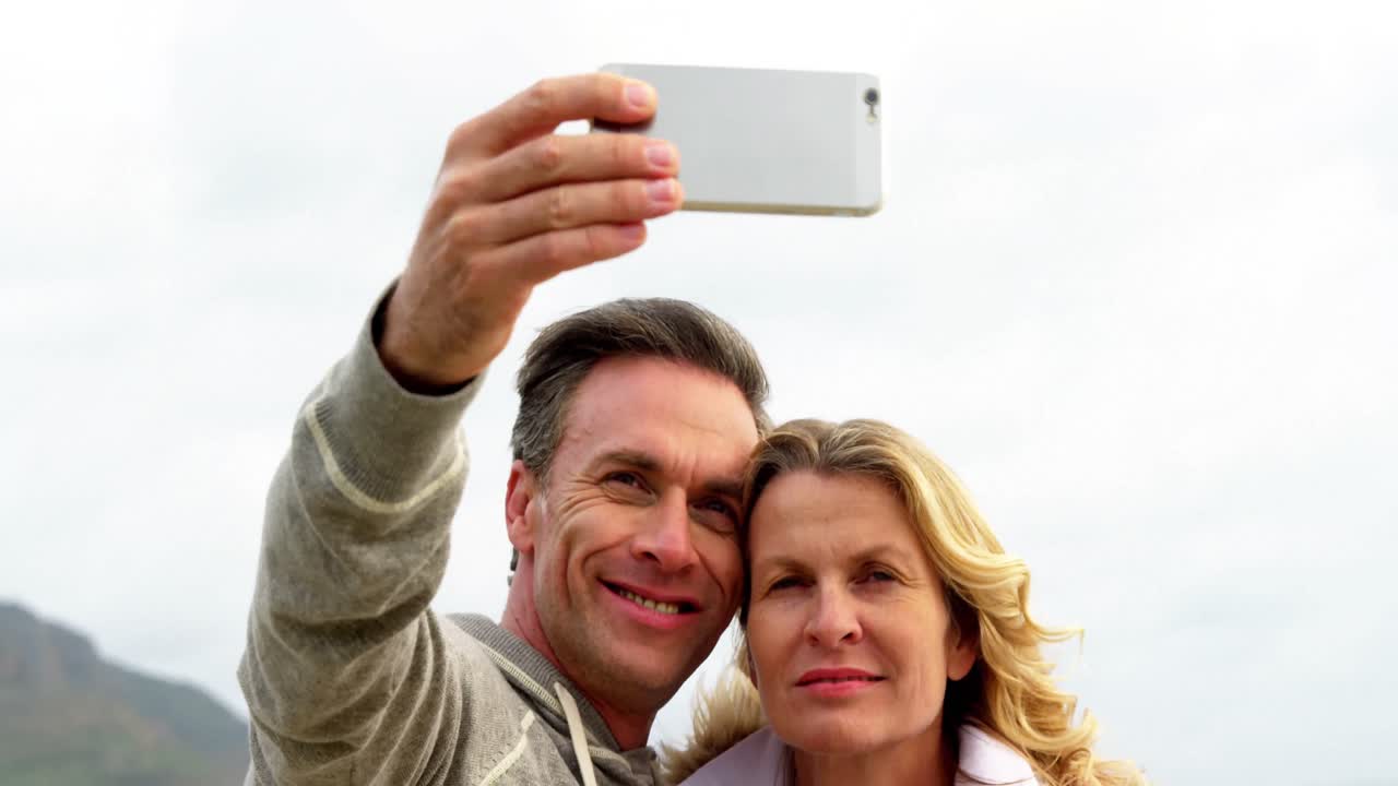 pareja madura tomando una selfie desde el teléfono móvil