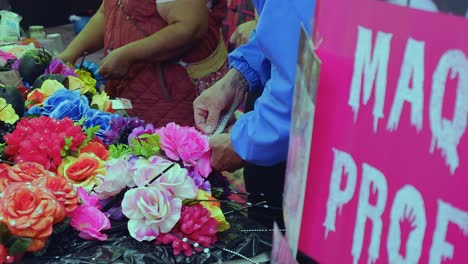 Trabajadores-Añaden-Joyas-Cosméticas-A-Flores-De-Plástico-Para-El-Día-De-Muertos