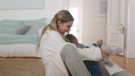 Feliz-Madre-E-Hijo-Juegan-Con-Una-Pelota-De-Fútbol-En-Casa-Niño-Pequeño-Jugando-Con-Mamá-Disfrutando-Juntos-De-Un-Divertido-Fin-De-Semana-Imágenes-De-4k