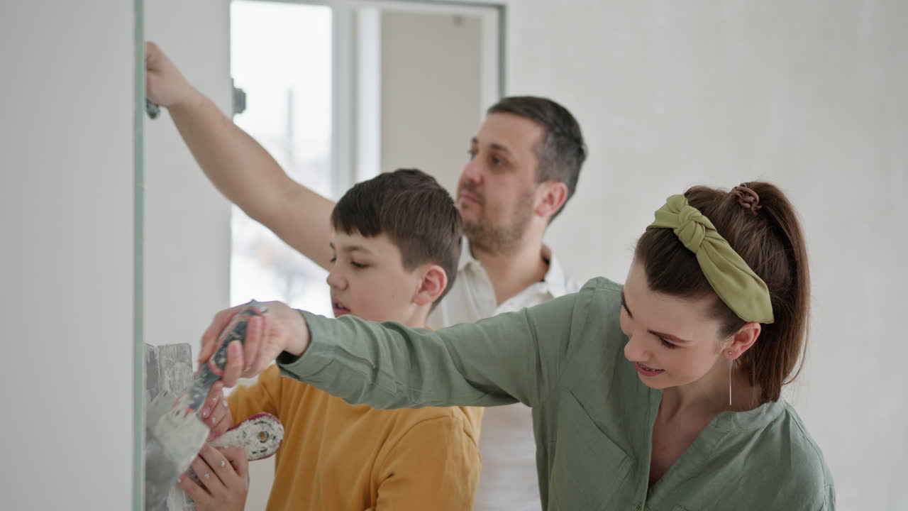 семья, работающая вместе над проектом улучшения дома