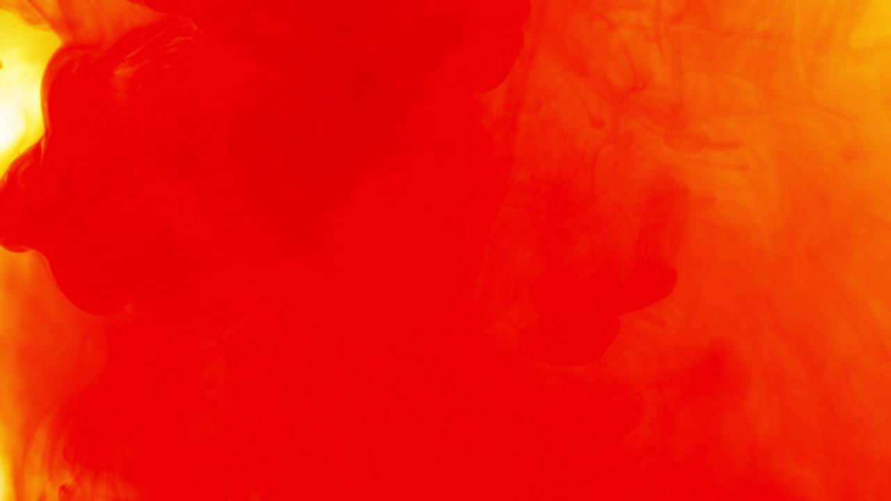 빨간색과 노란색 페인트 또는 염료가 색 배경에 물에 떨어지면 회전하는 다채로운 연기 배경을 만니다.