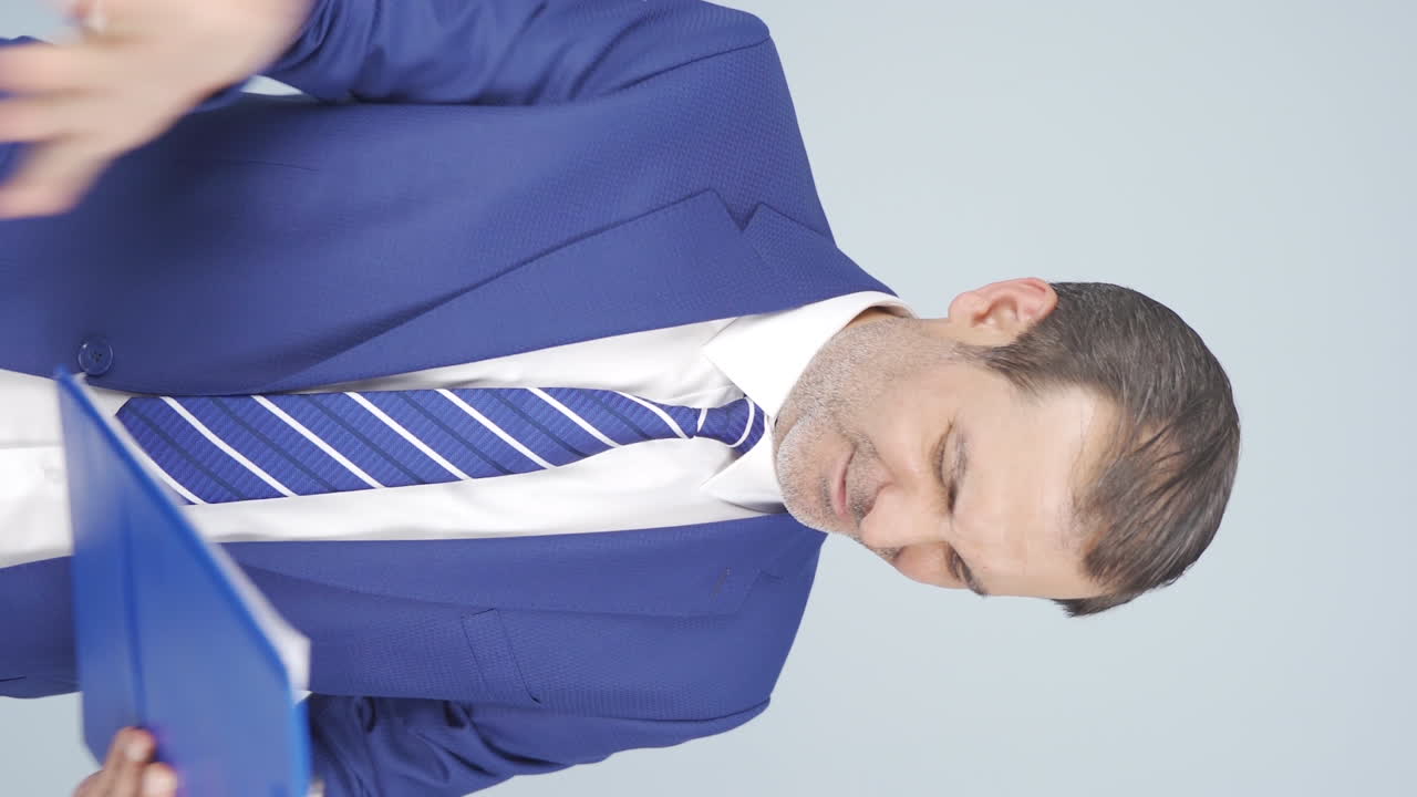 그의 프레젠테이션을 암기하려고 하는 사업가의 수직 비디오.