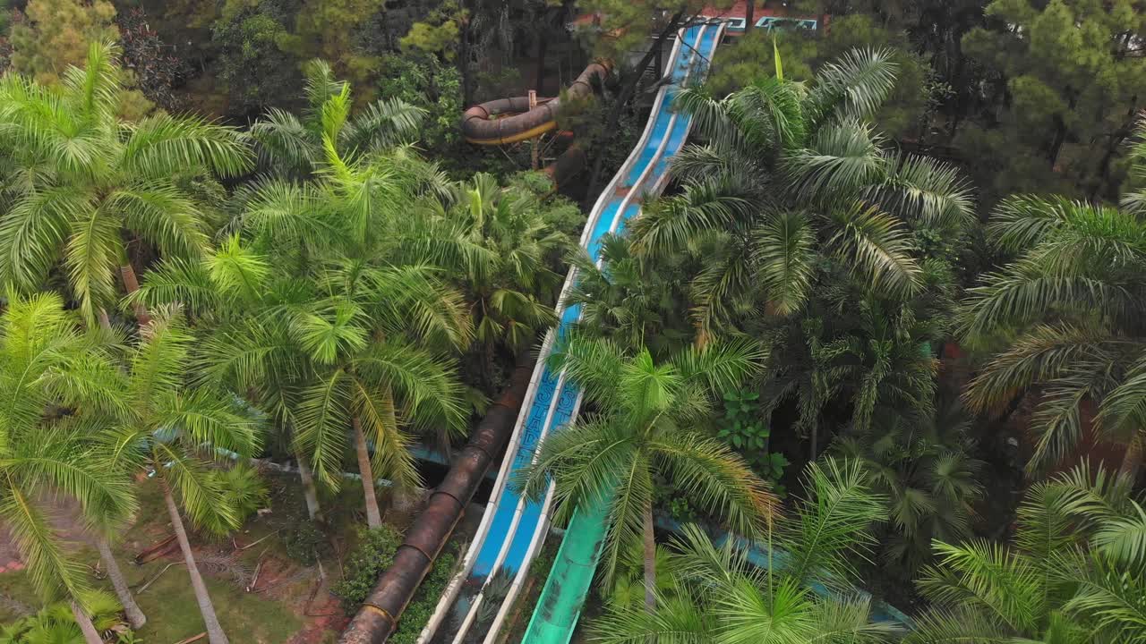 grandes toboganes de agua en medio de la vegetación verde en el parque acuático hue vietnam, aero