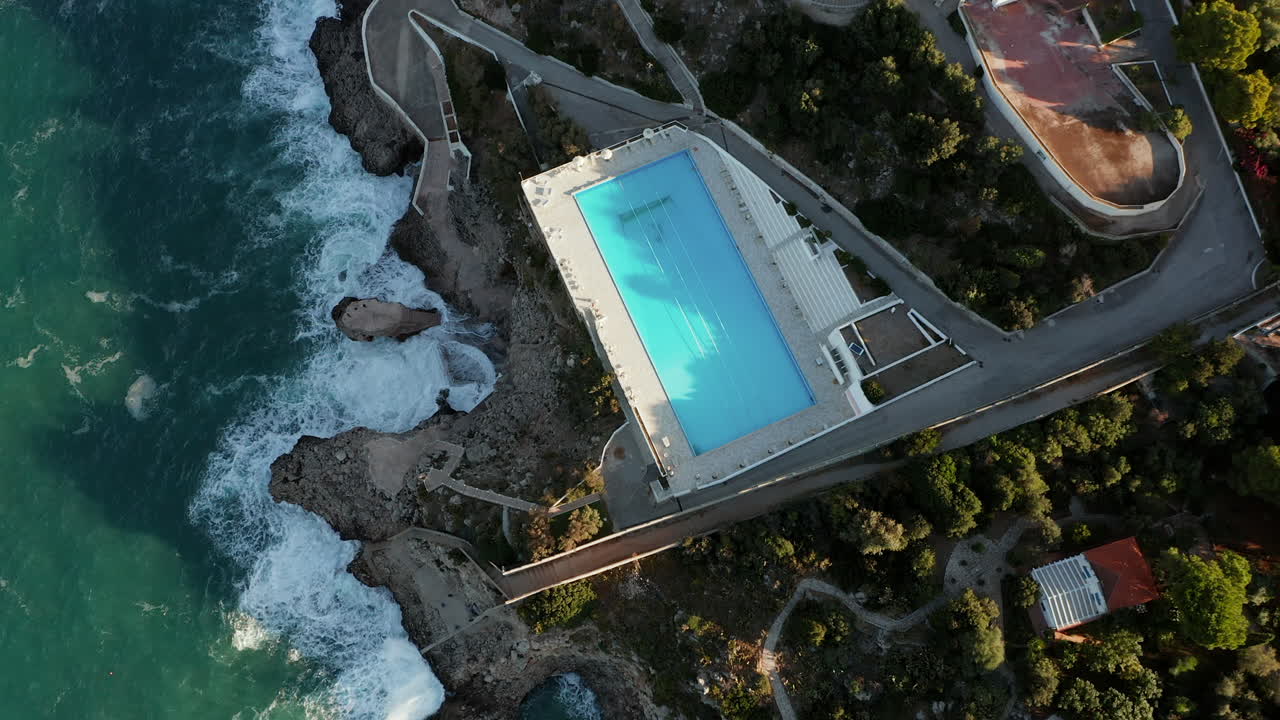 이탈리아 팔레르모(palermo) 테라시니(terrasini)의 바위가 많은 해안선에 파도가 부서지는 휴양지 수영장