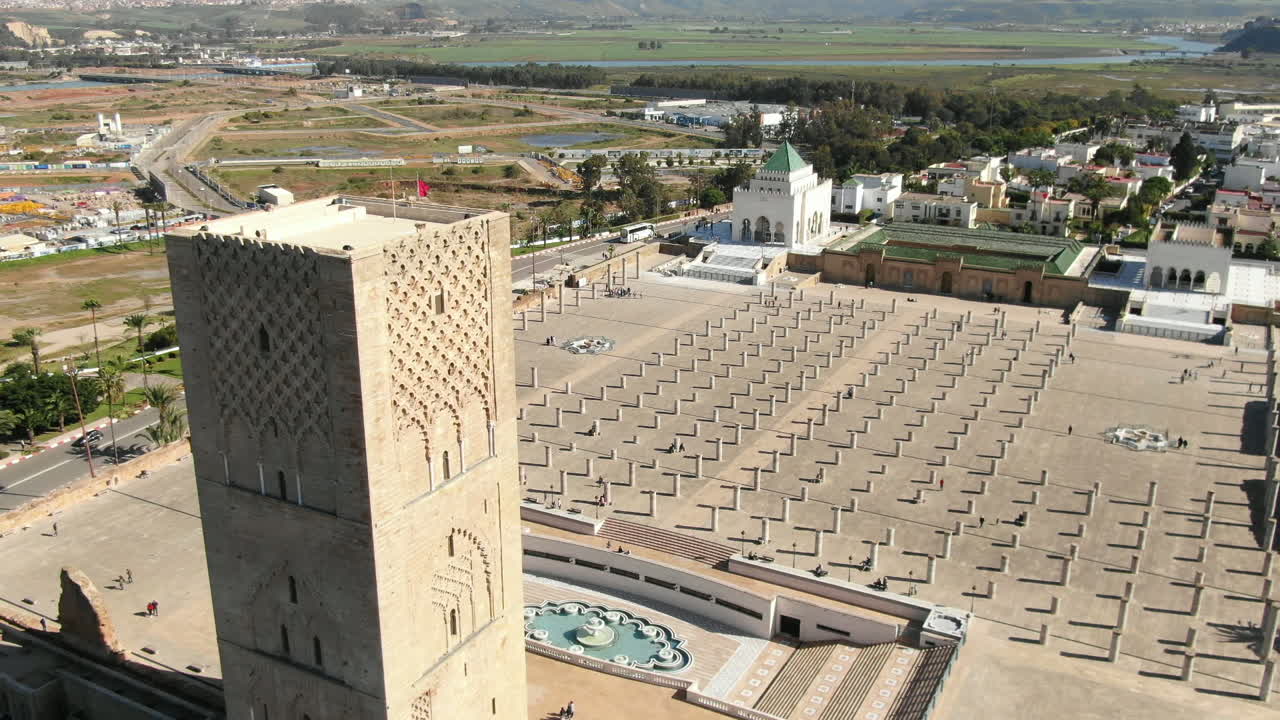 En betagende HD luftoptagelse af Hassantårnet-komplekset i Rabat, Marokko. Optagelserne fanger den historiske minaret, den store søjleplads og Mausoleet for V sat mod
