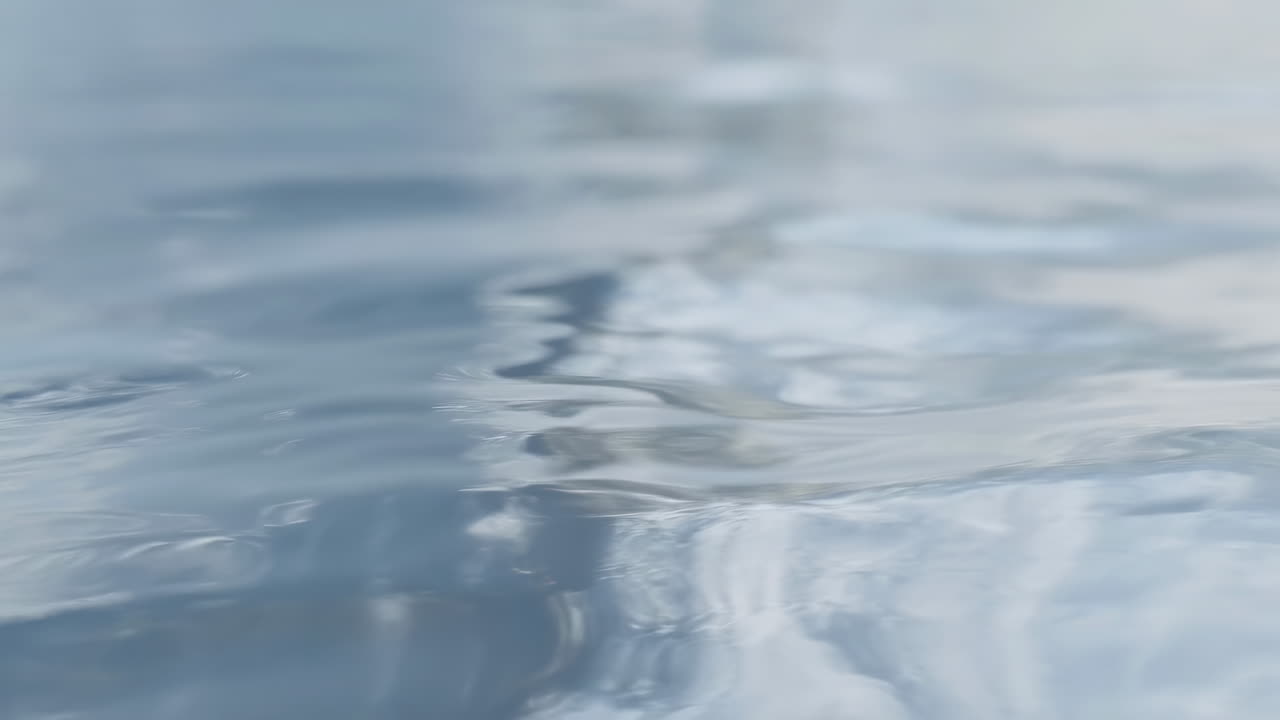 穏やかなさざ波が立つ水面の抽象的なクローズアップ