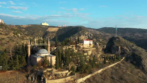 vista aérea de la mezquita orhan gazi en bilecik. imágenes de 4k en turquía