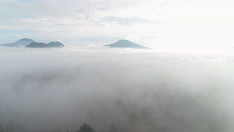 멕시코의 산을 향해 날아가는 땅을 덮는 안개 담요
