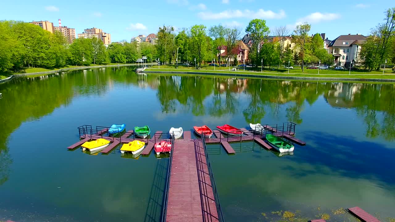 aéreo: parque de atracciones de kaliningrado en verano