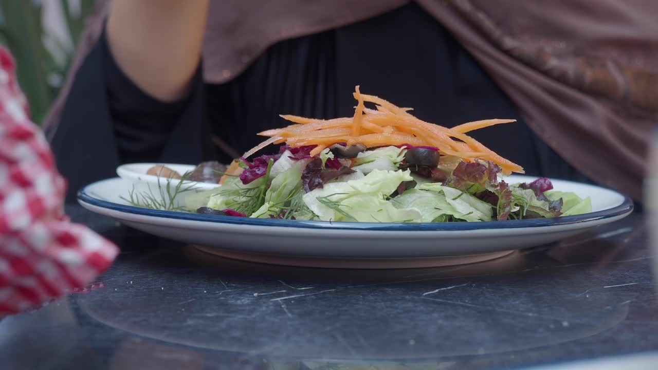 mujer comiendo ensalada