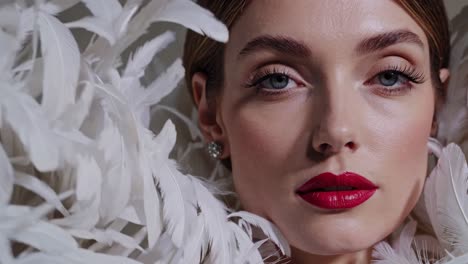 retrato de una mujer con plumas