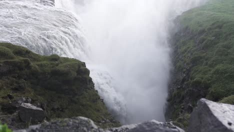 una poderosa cascada de espuma que cae desde una pendiente