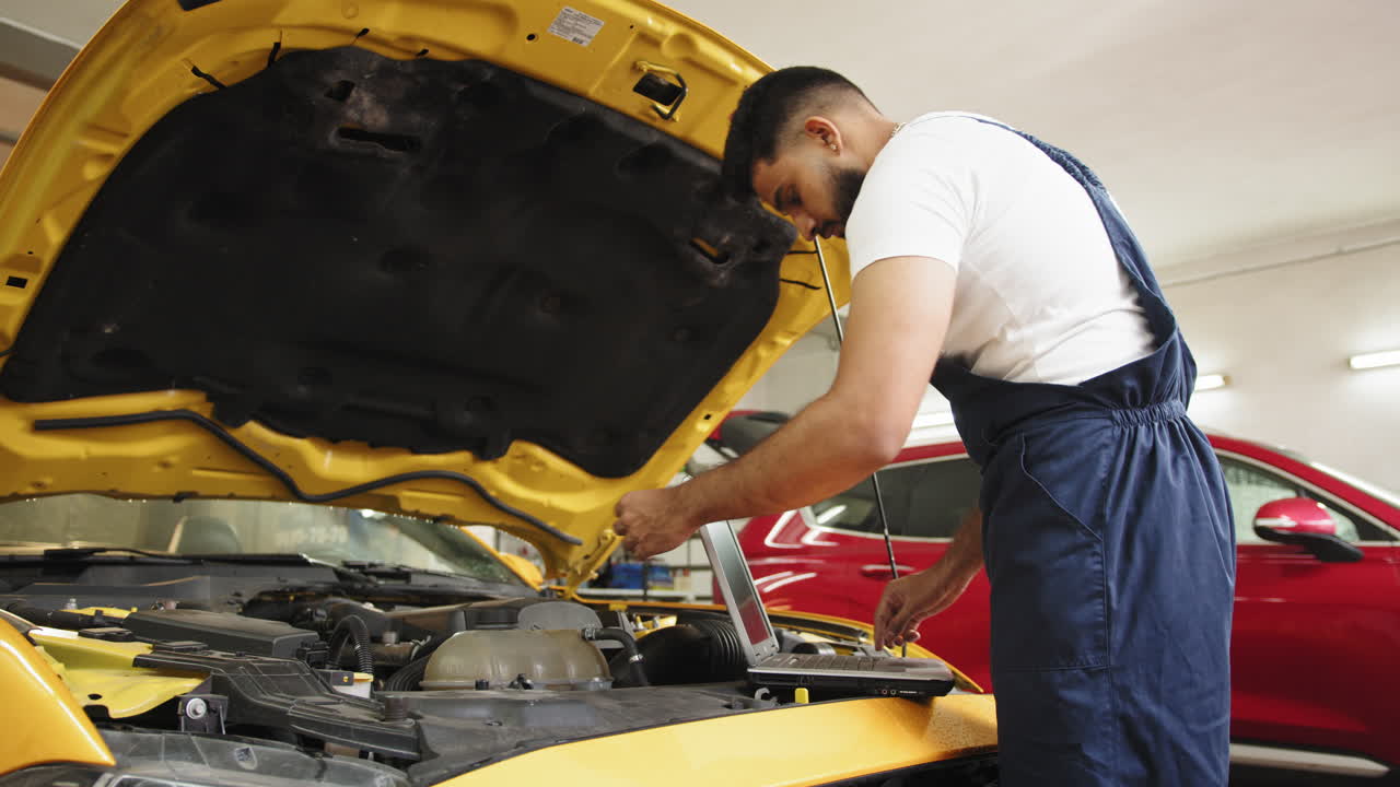 reparación y mantenimiento de automóviles en garaje