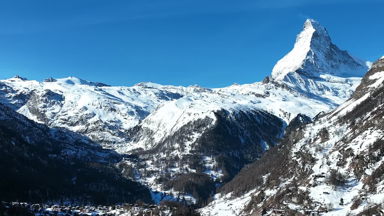 아침 에 제르마트 계곡 과 매터호른 봉우리 의 공중 풍경