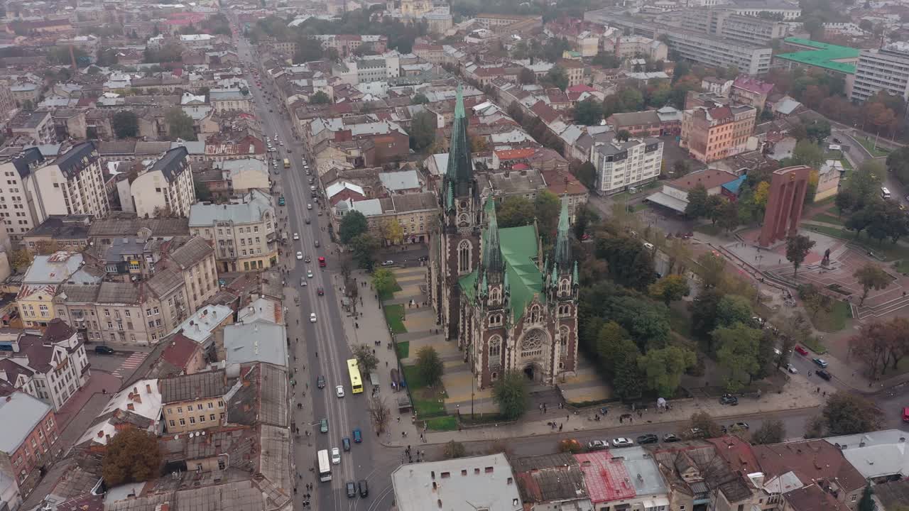 vista aérea de una iglesia en una ciudad europea