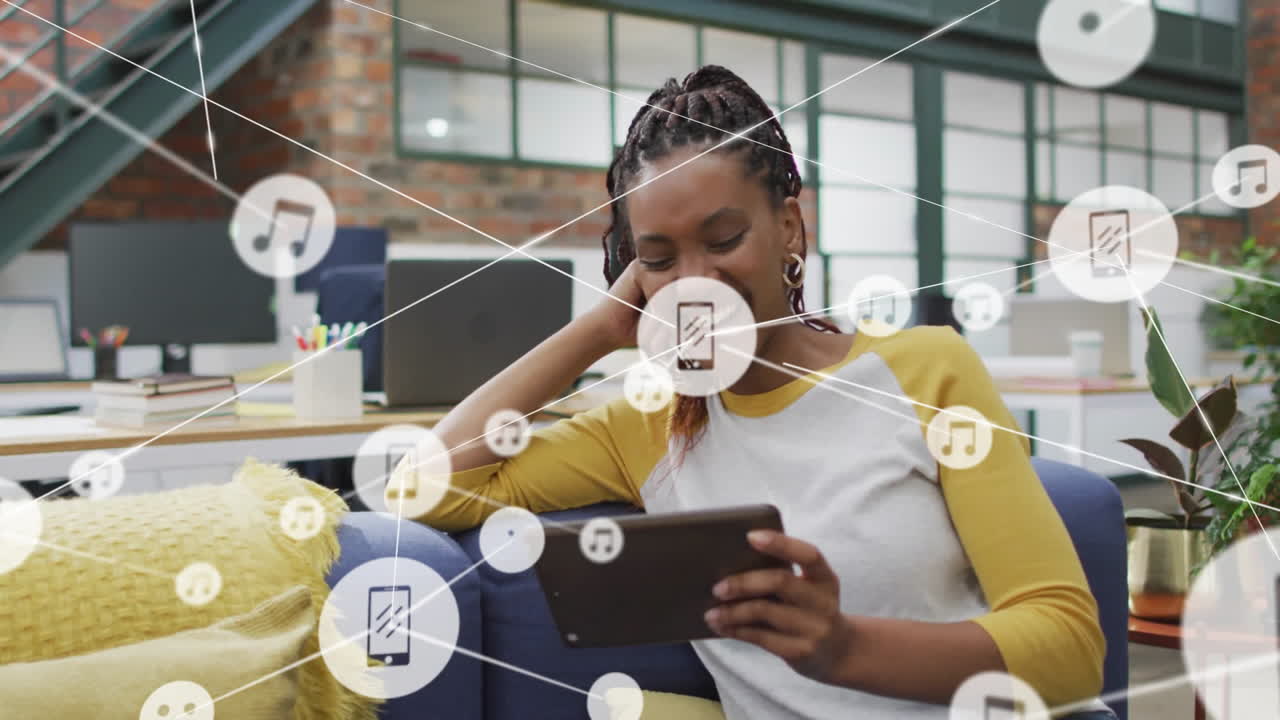 animación de la red de conexiones con dispositivos iconos sobre mujer afroamericana usando tableta