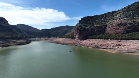 agua de un lago seco en españa rodeado de acantilados empinados, vista aérea