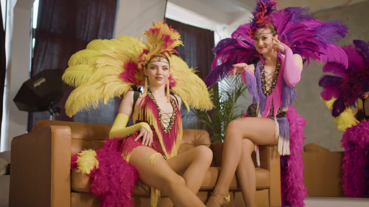 백스테이지에서 포즈를 취하고 준비하는 쇼걸들