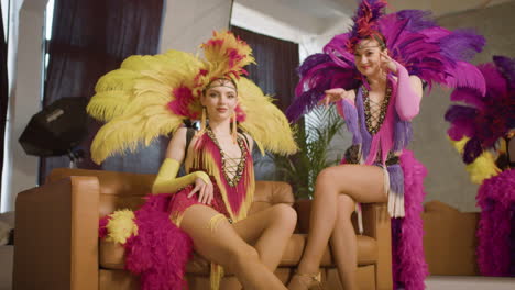 showgirls posando y preparándose en el backstage