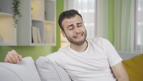 un joven deprimido está llorando, tiene problemas, está molesto.