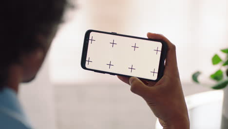 hombre usando un teléfono inteligente con pantalla verde hablando en video viendo entretenimiento en línea disfrutando de la comunicación móvil en la pantalla de la tecla croma orientación horizontal