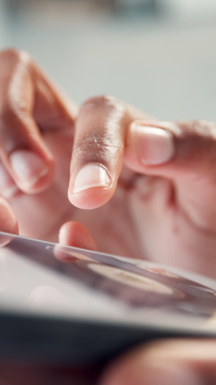 Primo piano di una mano che tiene una carta di credito per pagamenti online