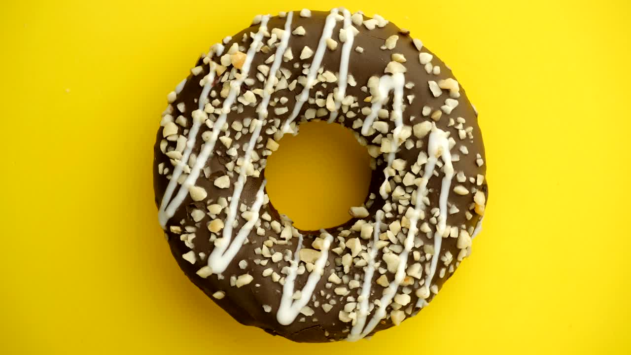 el donut glazado de primer plano.
