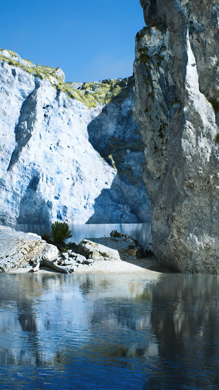 Splendide formazioni rocciose e acque serene in una tranquilla zona costiera
